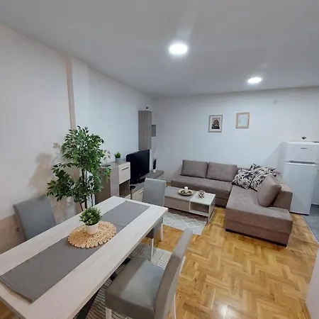 Apartment Cista Desetka 2 *